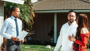Acheteurs en visite immobilière prêts à faire offre d'achat grâce à simulation crédit préalable