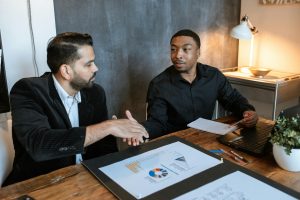 Entrepreneur serrant la main de son banquier après acceptation prêt professionnel création entreprise Guadeloupe