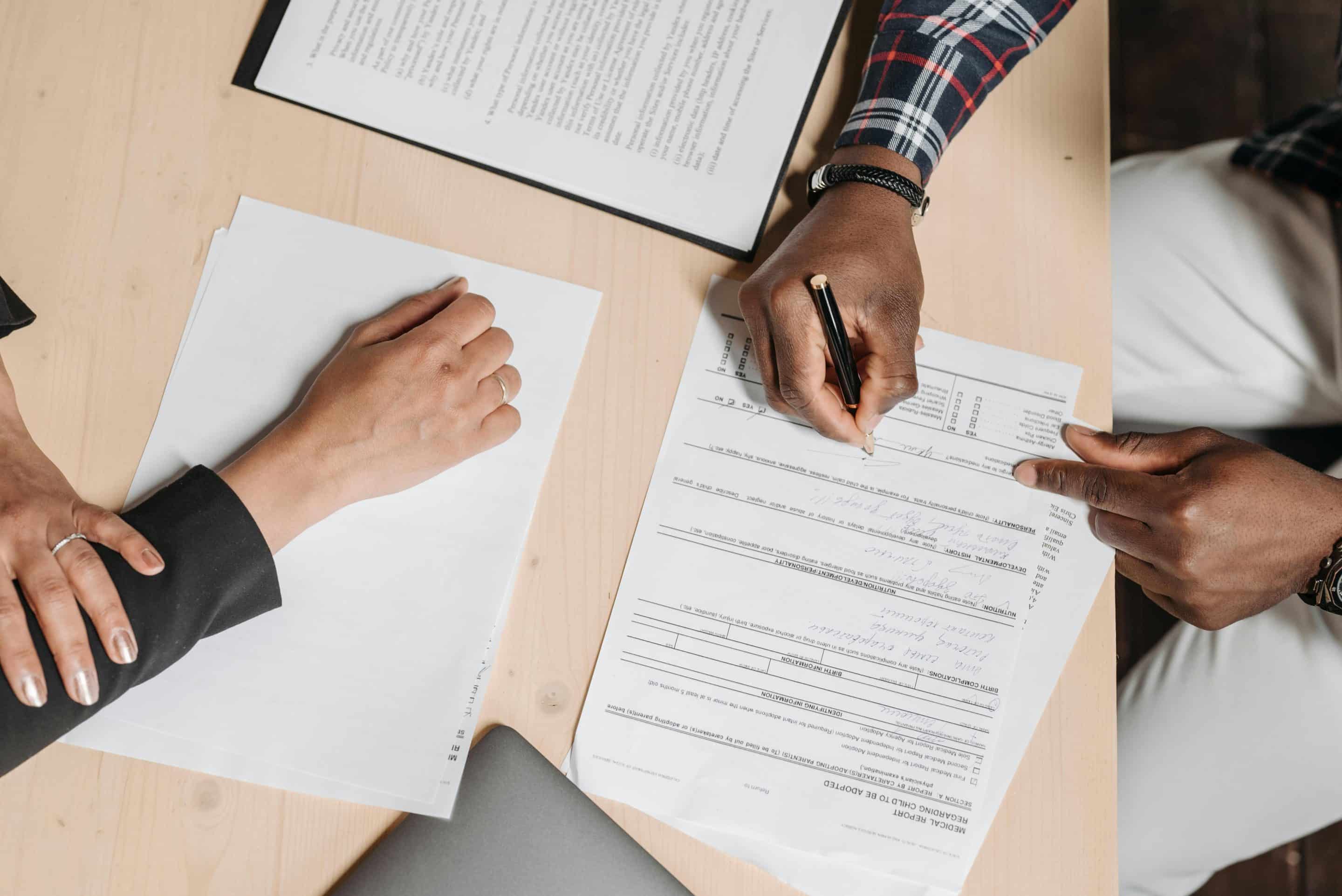 un futur acquéreur signe son compromis de vente pour l'achat de sa maison en guadeloupe