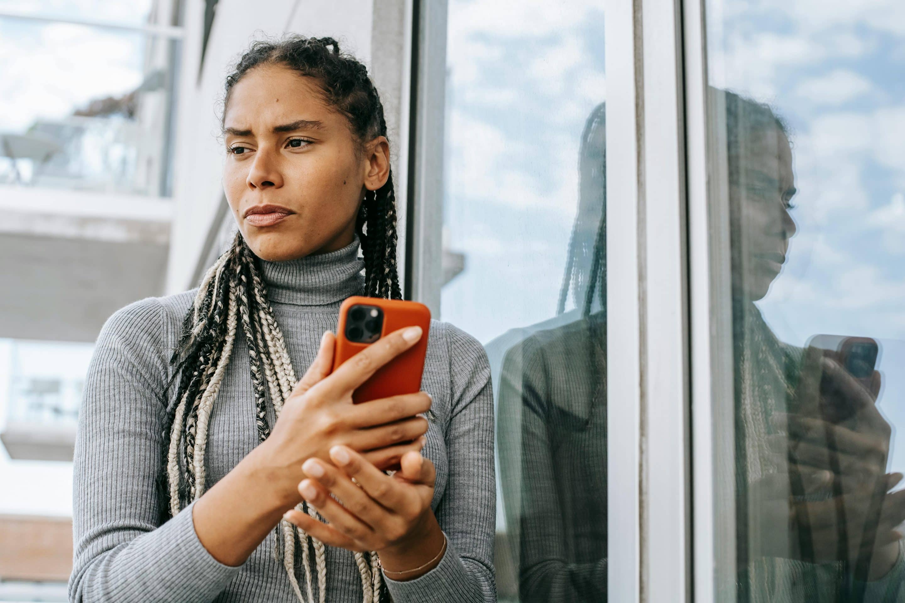 créditrefusésolutions femme pensive veut des solutions refus crédit immobilier